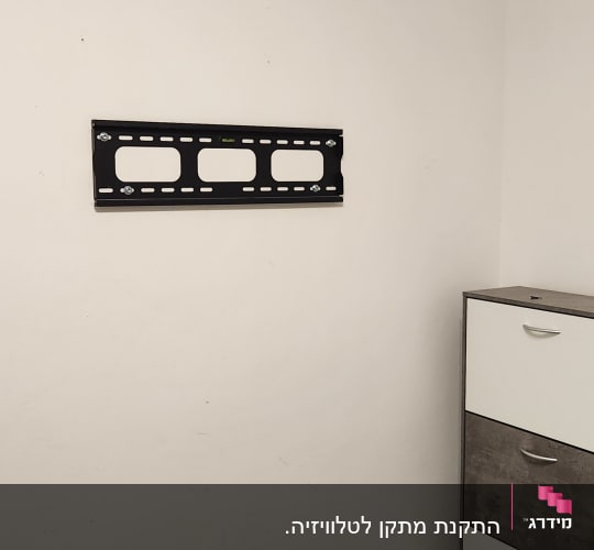 תושבת מתכת לקיר עבור טלוויזיה או מסך